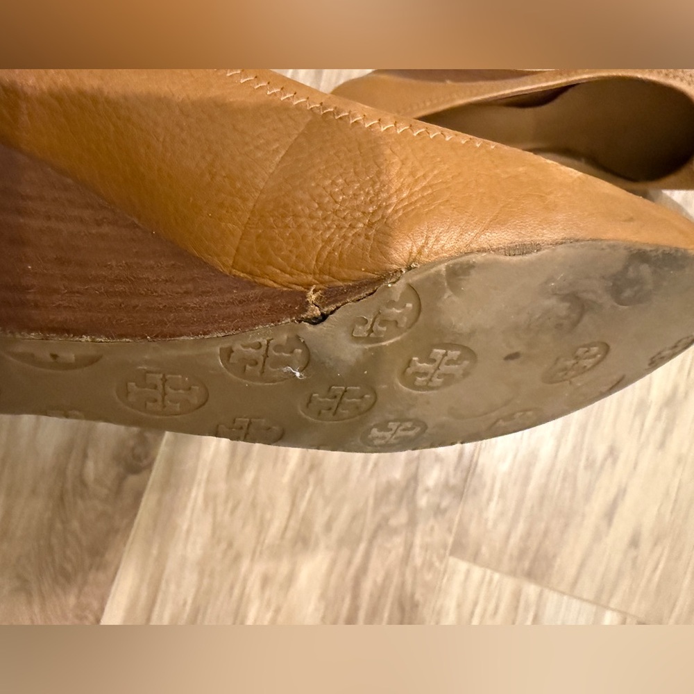 Tory Burch Sally Wedge Pebbled Leather - Tan - Picture 4 of 6